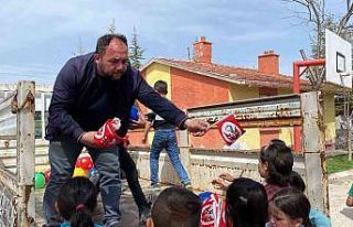 Çocuklara bir kamyonet dolusu oyun topu dağıttı