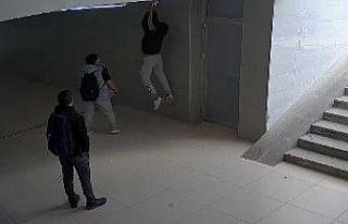 Çocukların alt geçitteki kameraları kırma eğlencesi...