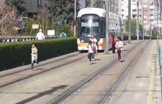 Çocukların tramvay ile tehlikeli oyunu yürekleri...