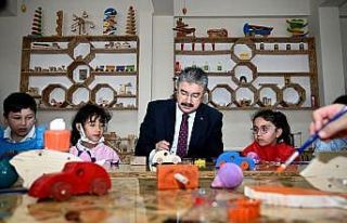 Çocuklarla oyuncak boyayan Vali Yılmaz, renkli görüntüler...