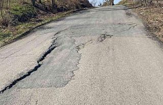 Çöken yol sürücülerin tepkisine yol açıyor