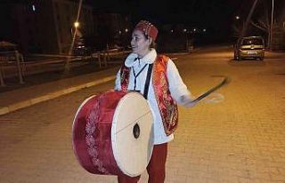 Çorumlular ilk sahura kadın davulcunun manileriyle...