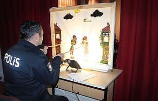 Datça’da polisin Karagöz ve Hacivat oyunu öğrencilerden...