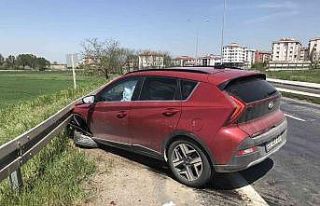 Demir bariyerlere çarparak durabildi