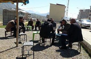 Derecikli vatandaşlar güneşli havanın keyfini...