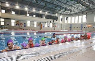 Derince’de çocuklar yüzme öğreniyor