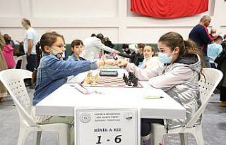 Derince’de satranç turnuvası başladı
