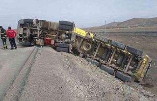 Devrilen tırın sürücüsü ağır yaralandı