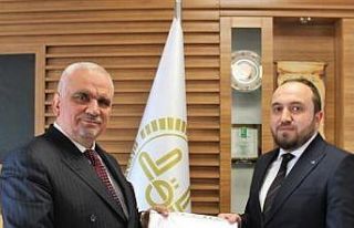 Din görevlileri belgelerini Müftü Erhun’un elinden...