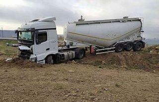 Direksiyon hakimiyeti kaybedilen tır yoldan çıktı