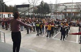 Diyarbakır’da öğrenciler derslere spor yaparak...