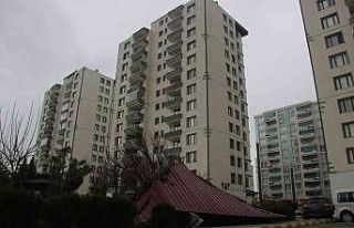 Diyarbakır’da şiddetli rüzgar 1 tonluk çatıyı...