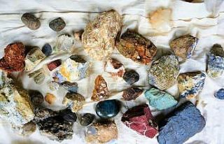 Doğadan topladığı değerli taşlar geçim kaynağı...