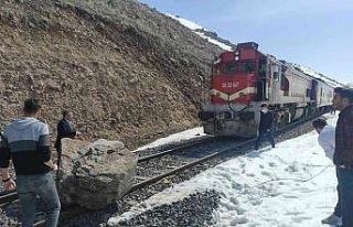 Doğu Ekspresine kaya engeli