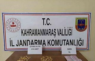 Dolandırıcılar 374 çeyrek altın ile yakalandı