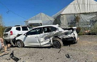 Duble yolda kontrolden çıktı, park halindeki araçları...