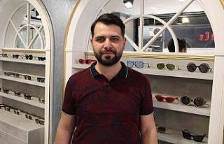Dükkanının cam kapısını kıran hırsızlar 250...