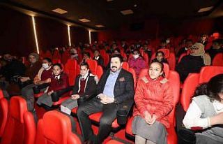 Dünya Ağrılılar Gününde köy çocukları sinema...