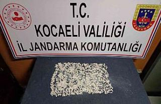 Durdurulan araçta 1827 uyuşturucu hap çıktı