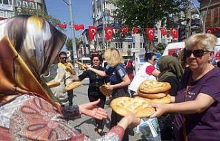 Edremit’te MHP’nin dağıttığı pideler kapışıldı