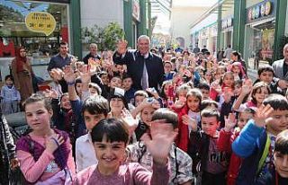 Efeler’de çocuklar bayram ediyor