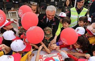 Elazığ’da jandarma ekipleri, çocukları misafir...