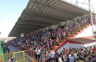 Elazığ’da tribünler, çatılar doldu taştı