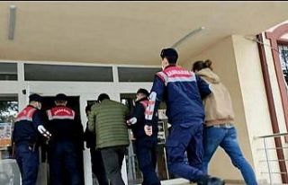 Elektrik direğinin demirlerini keserek çalan 3 kişi...