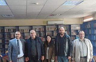 Emekli maaşıyla okul kütüphanesine bağışta...