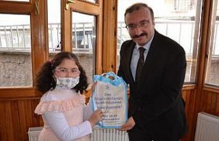 Emet’te en çok kitap okuyan 5 öğrenci ödüllendirildi