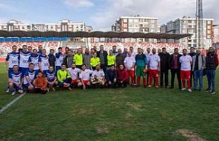 Emniyet mensupları ile gazeteciler arasında dostluk...