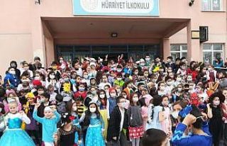 En sevdikleri kitap karakterlerini canlandırdılar