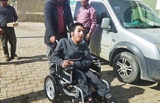 Engelli genç tekerlekli sandalyesine kavuştu
