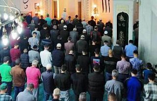 Erdek’te Kadir Gecesi Piri Reis Camii doldu taştı