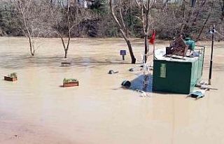 Eriyen kar suları ırmak seviyesini yükseltti