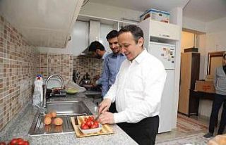 ERÜ Rektörü Çalış, öğrenci evinde sahur yaptı