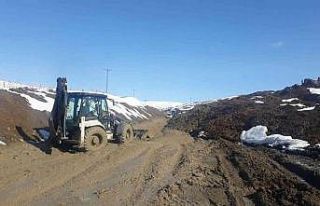 Erzurum-Tekman karayolu heyelan nedeniyle ulaşıma...