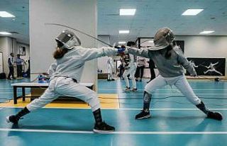 Eskrimde kılıçlar çekildi