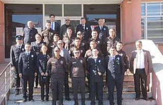Esnaf ve öğrencilerden polislere çiçekli kutlama