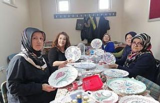 Ev hanımları çini kursunda hem stres atıyor hem...