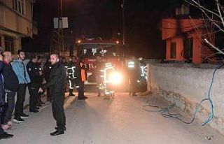 Evi ateşe verip kapıyı üzerlerine kilitlediler