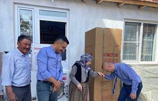 Evi yanan yaşlı kadına eşya desteği