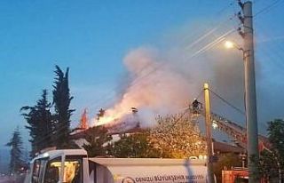 Evin çatısı alev alev yandı