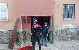 Evinde asılı halde bulundu