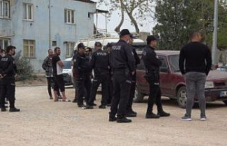 Evini terk eden komşularının eşyalarını sokağa...