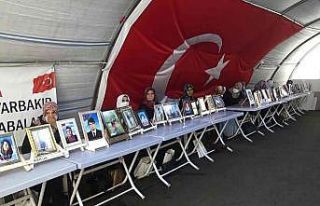 Evlatlarının yolunu gözleyen ailelerin nöbeti...