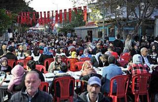 Ezine’de 1 kilometreyi bulan iftar sofrası