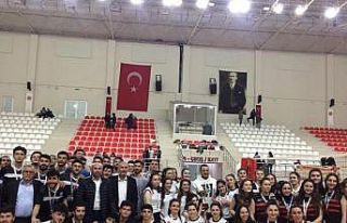 Fakülteler voleybolda rekabet etti