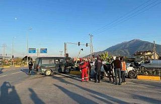 Fethiye’de kamyonet ile otomobil çarpıştı: 5...