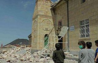 Fırtına cami minaresini yıktı